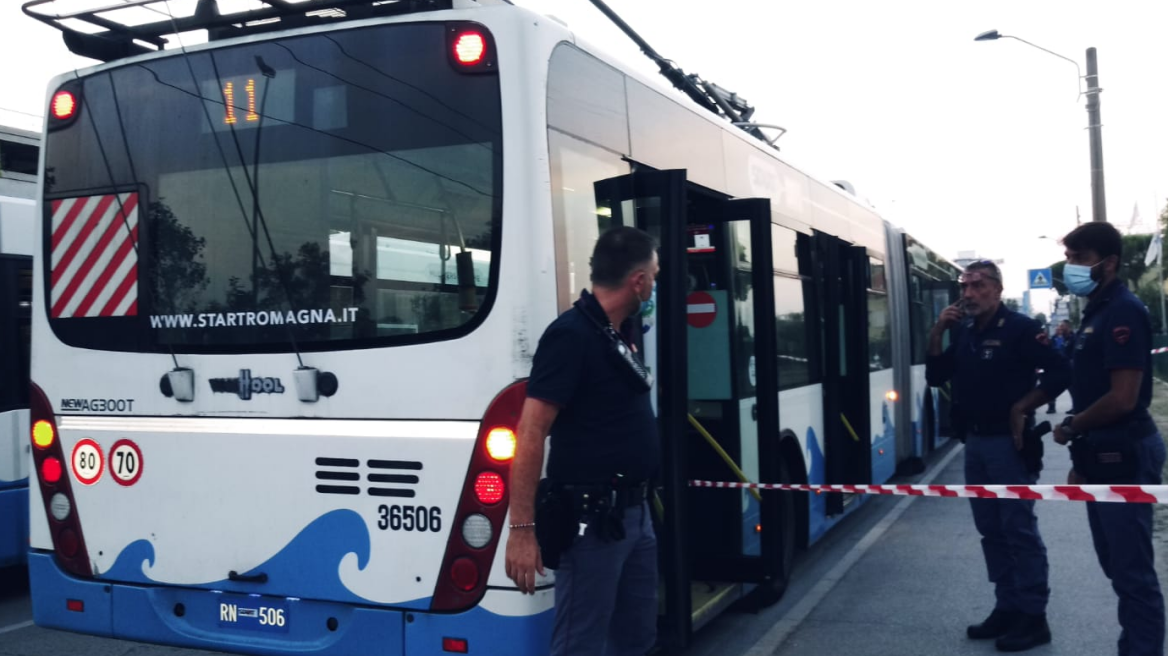 Ιταλία: Επιβάτης λεωφορείου σε αμόκ μαχαίρωσε παιδί στο λαιμό - Τέσσερις ακόμη τραυματίστηκαν (βίντεο και φωτογραφίες)