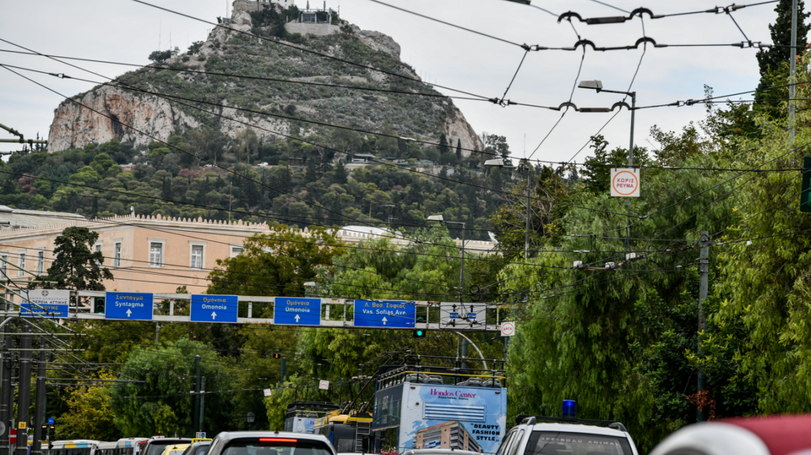 Καιρός στην Αθήνα: 28η Οκτωβρίου με βροχές, σύμφωνα με τις πρώτες εκτιμήσεις - Ισχυροί άνεμοι έως πέντε μποφόρ σήμερα