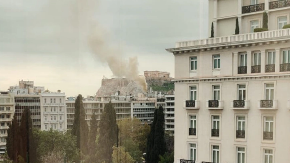 Φωτιά σε εστιατόριο στην οδό Μητροπόλεως, στο κέντρο της Αθήνας 