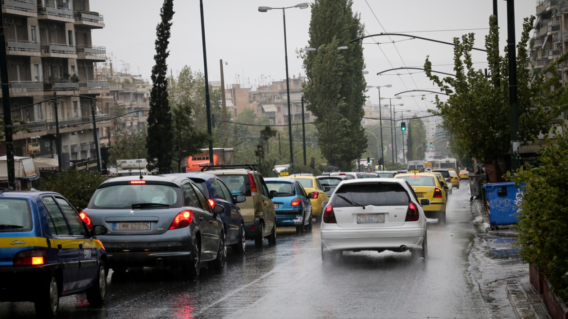 Καιρός σήμερα: Εξασθενεί από το μεσημέρι η κακοκαιρία, πού θα βρέχει τις επόμενες ώρες