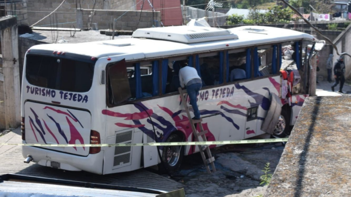 Τουλάχιστον 19 νεκροί και 32 τραυματίες σε τροχαίο δυστύχημα με τουριστικό λεωφορείο στο Μεξικό - Δείτε βίντεο