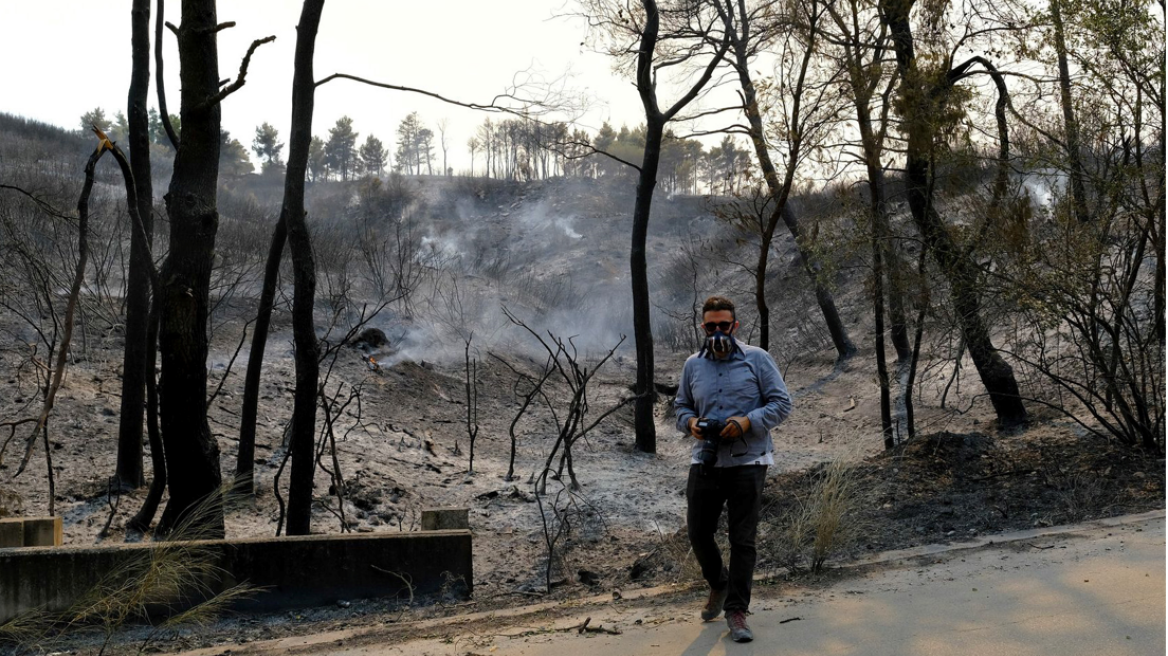 Το «κλικ» της χαράς στο πρόσωπο της 81χρονης θέλει να απαθανατίσει ο Τσακαλίδης στην Εύβοια, μετά το εξώφυλλο στο «TIME» 