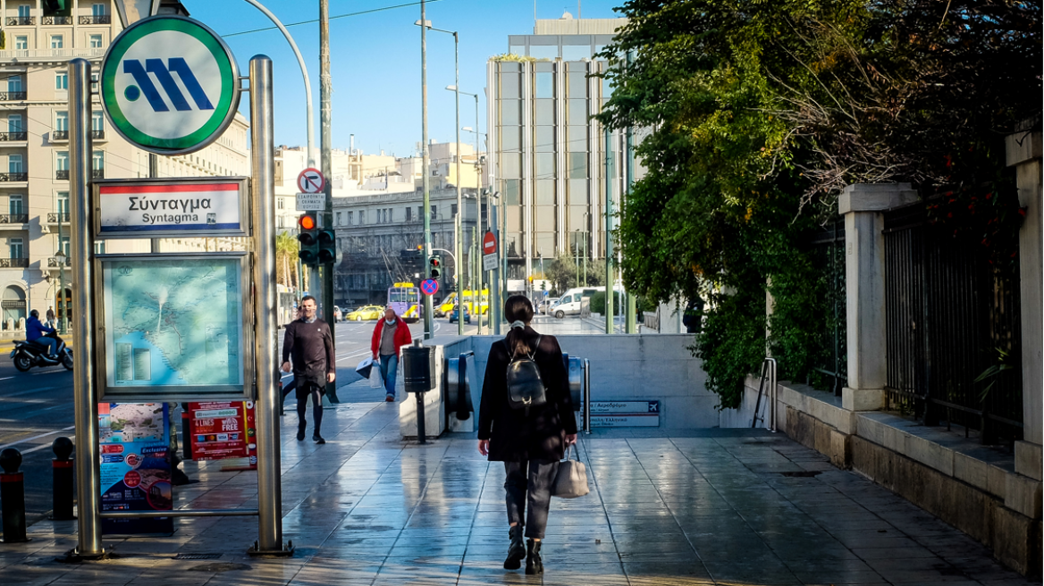 Μαχαιροβγάλτης επτά ετών με τατουάζ την ημισέληνο επιτέθηκε σε νεαρούς στο μετρό του Συντάγματος