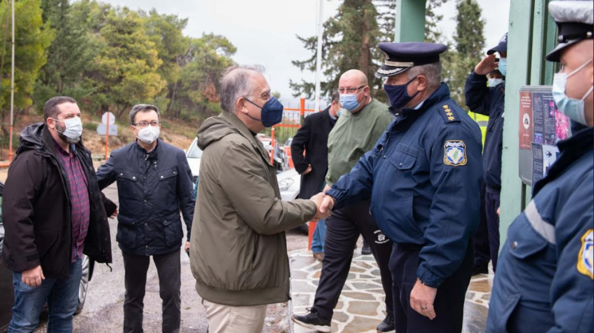 Τάκης Θεοδωρικάκος: Βράβευσε τους εθελοντές αστυνομικούς για την προστασία του Υμηττού