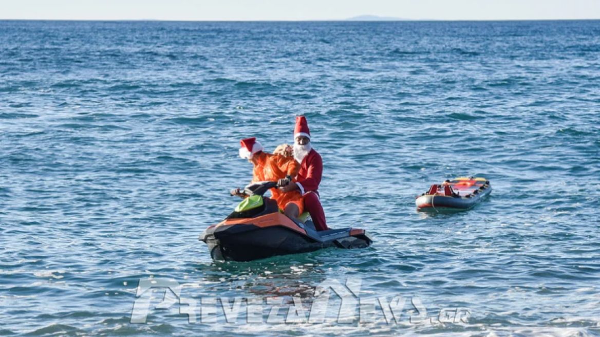 Πρέβεζα: Εντυπωσιακή άφιξη με jet ski έκανε ο Άι Βασίλης (φωτογραφίες)