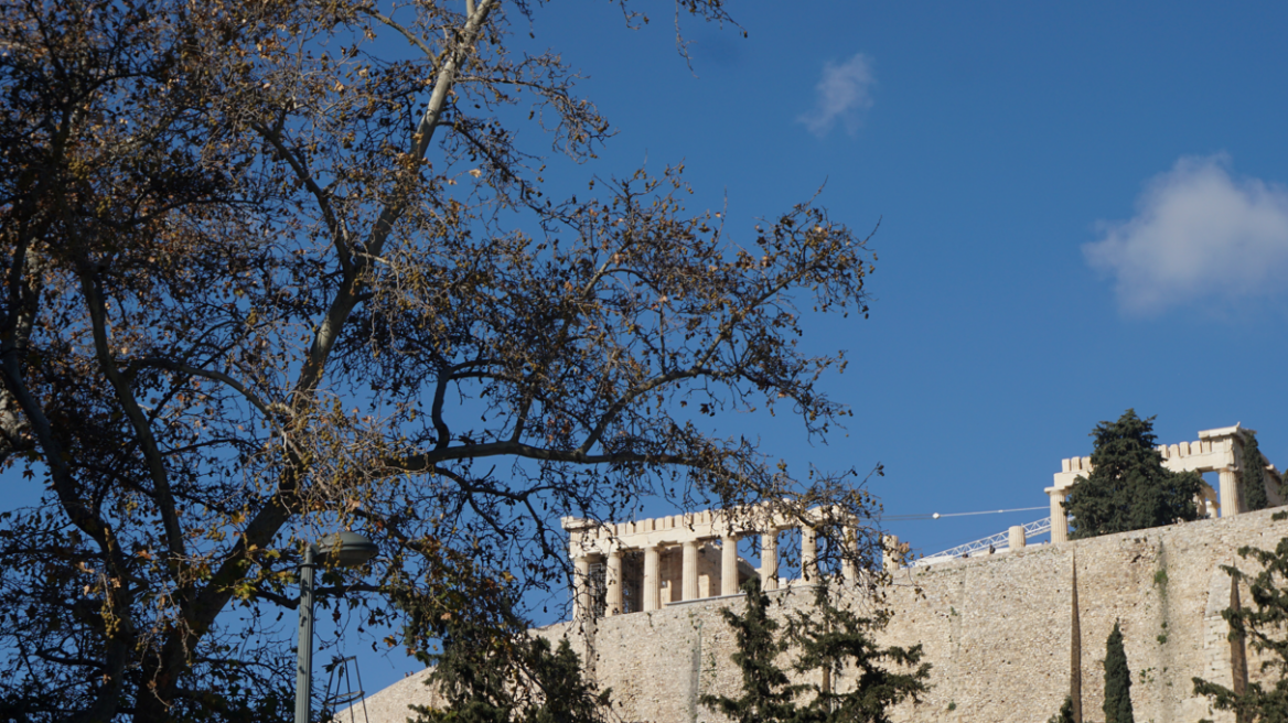 Καιρός: Υψηλές για την εποχή θερμοκρασίες και την Τρίτη, λίγο πριν τον ερχομό της νέας κακοκαιρίας