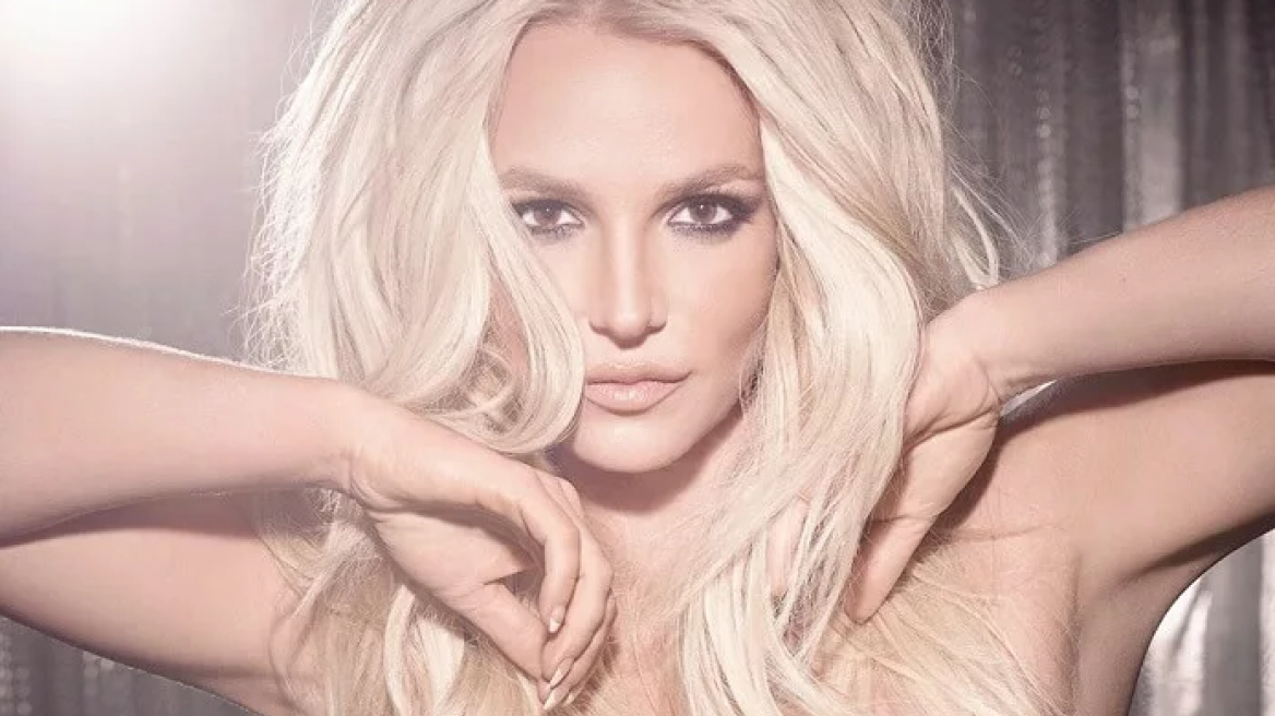 Η Britney Spears γιορτάζει την… ελευθερία της στην κουζίνα της μόνο με τις κάλτσες της - Δείτε φωτογραφίες