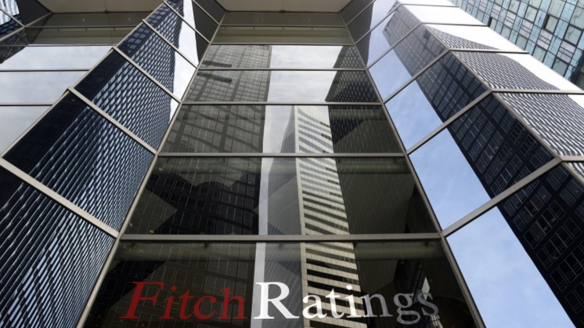 Fitch: Αναβάθμισε τις προοπτικές του αξιόχρεου της Ελλάδας σε θετικές από σταθερές