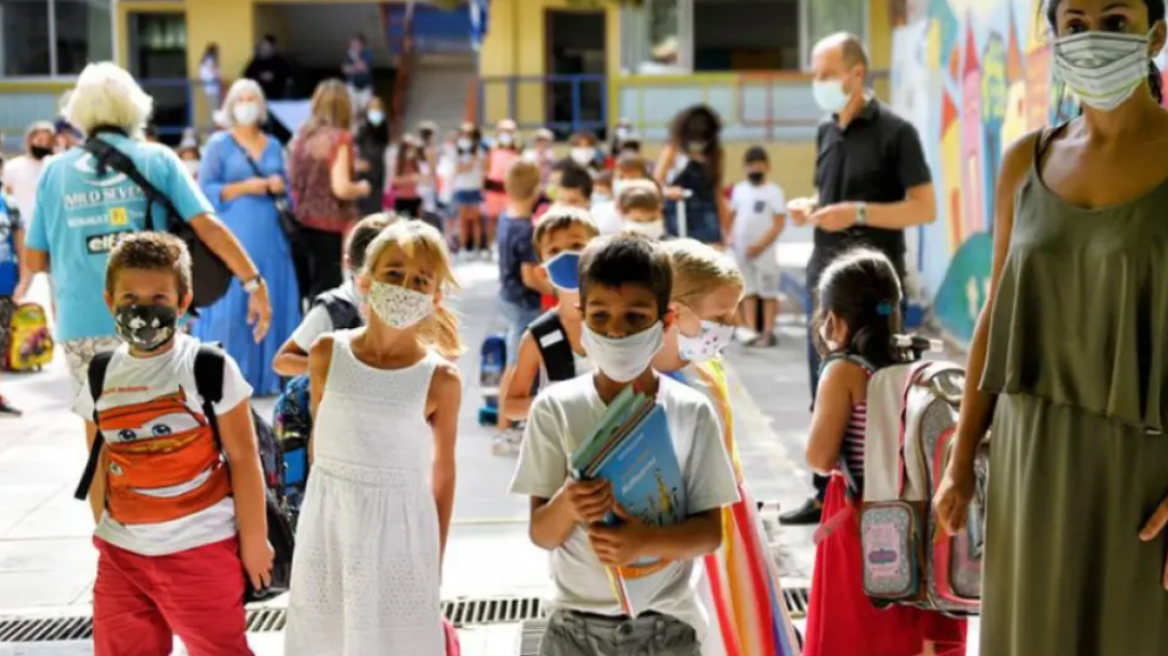 Ειδική άδεια σε δημόσιο και ιδιωτικό τομέα: Πώς θα παίρνουν άδεια γονείς παιδιών που νοσούν από κορωνοϊό, όλη η τροπολογία