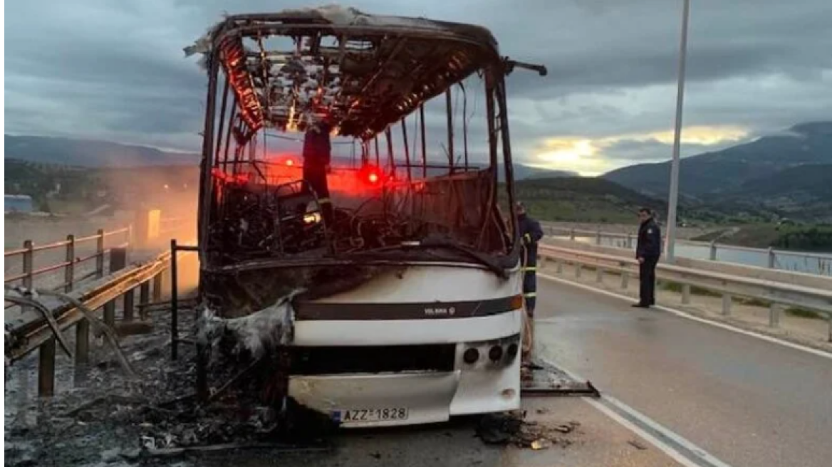 Λεωφορείο που θα μετέφερε μαθητές στην Πάτρα έπιασε φωτιά εν κινήσει!