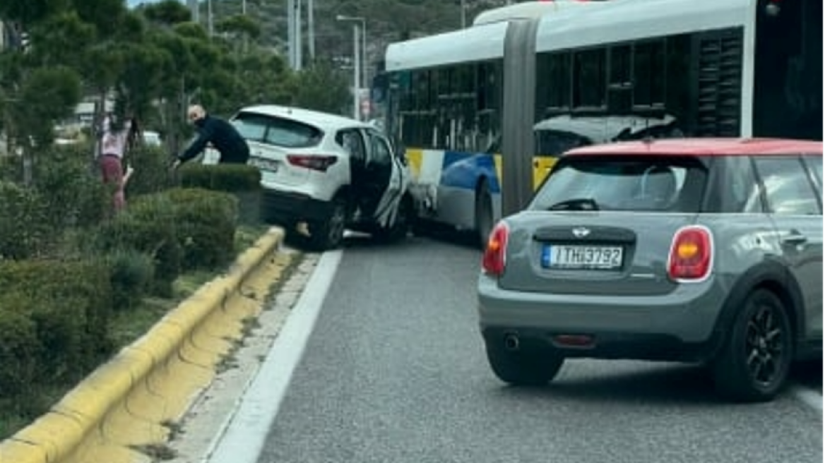 Κίνηση στους δρόμους: Τροχαίο με δύο τραυματίες στη λεωφόρο Βάρης - Κορωπίου, λεωφορείο συγκρούστηκε με δύο ΙΧ