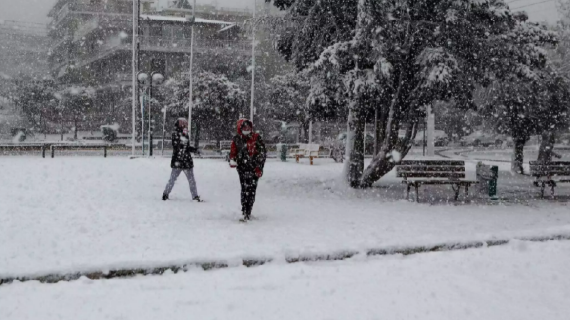 Καιρός - Κακοκαιρία Ελπίς: Συνεχίζεται και την Τρίτη η επέλαση του χιονιά, πότε θα σταματήσει η χιονόπτωση στην Αττική