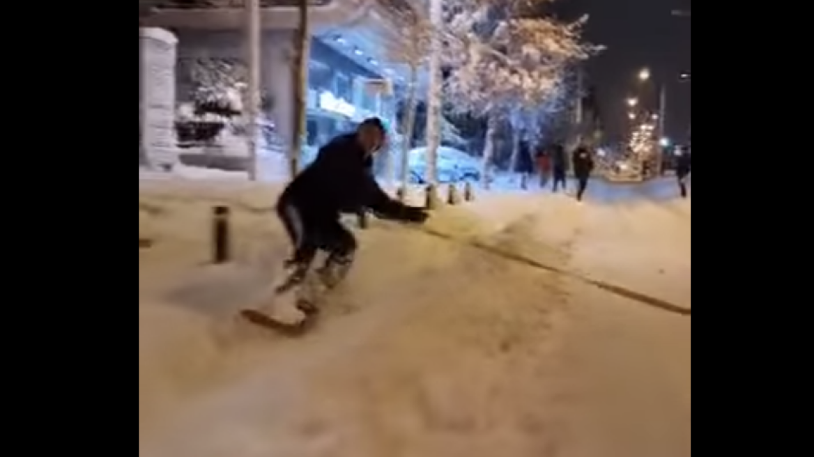 Βίντεο από τη στιγμή του... snowboard επί της λεωφόρου Πεντέλης