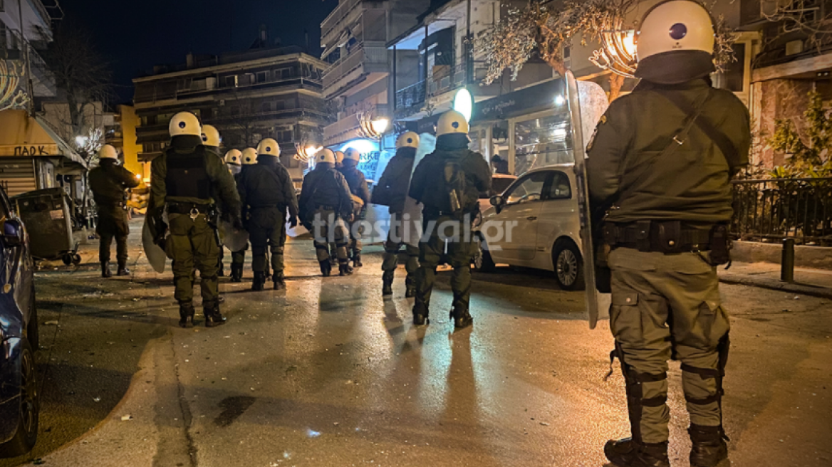 Θεσσαλονίκη: Οπαδοί επιτέθηκαν σε διμοιρία των ΜΑΤ - Δείτε φωτογραφίες