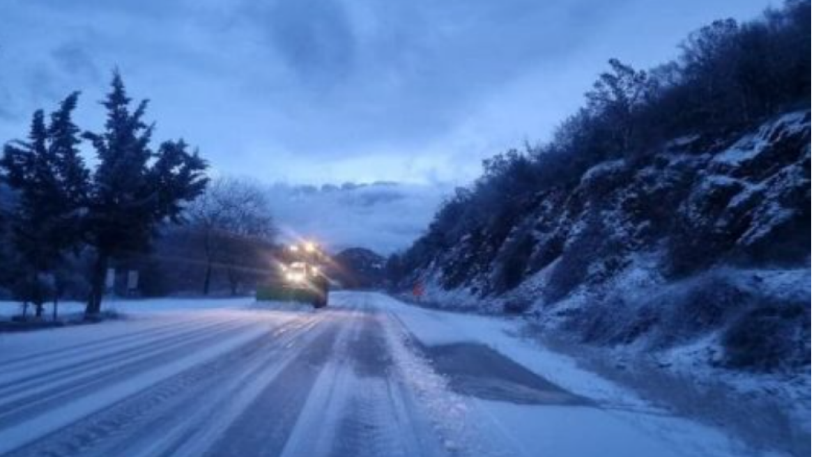 Καιρός - Χιόνια και παγετός: Υποχωρούν οι ισχυροί άνεμοι στην Αττική, χιόνια στην Εύβοια και στα ορεινά των Ιωαννίνων