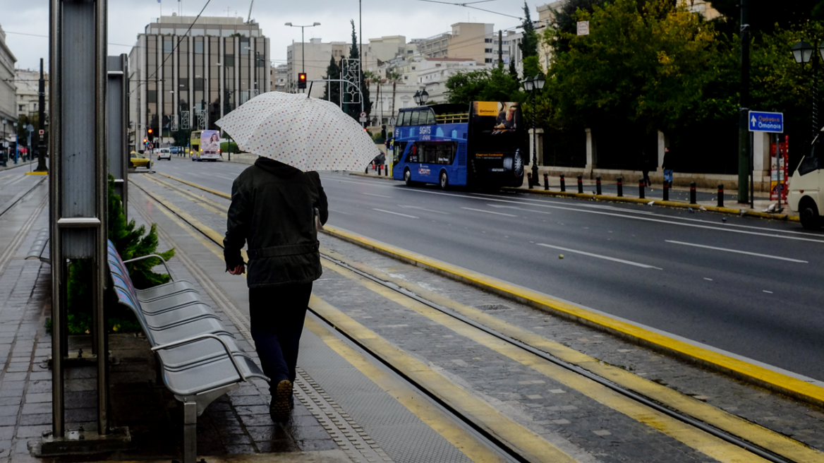 Καιρός: Κρύο και βροχές στην Αττική, πού θα χιονίσει τις επόμενες ώρες - Επιμένουν οι ισχυροί άνεμοι στο Αιγαίο