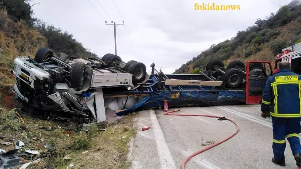 Φωκίδα: Σοβαρό τροχαίο ατύχημα με εκτροπή νταλίκας κοντά στο Γαλαξίδι - Δείτε φωτογραφίες