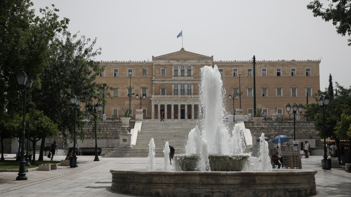 Καιρός: Ανεβαίνει αύριο η θερμοκρασία, νέα επιδείνωση από την Κυριακή με βροχές, χιόνια και ισχυρούς ανέμους