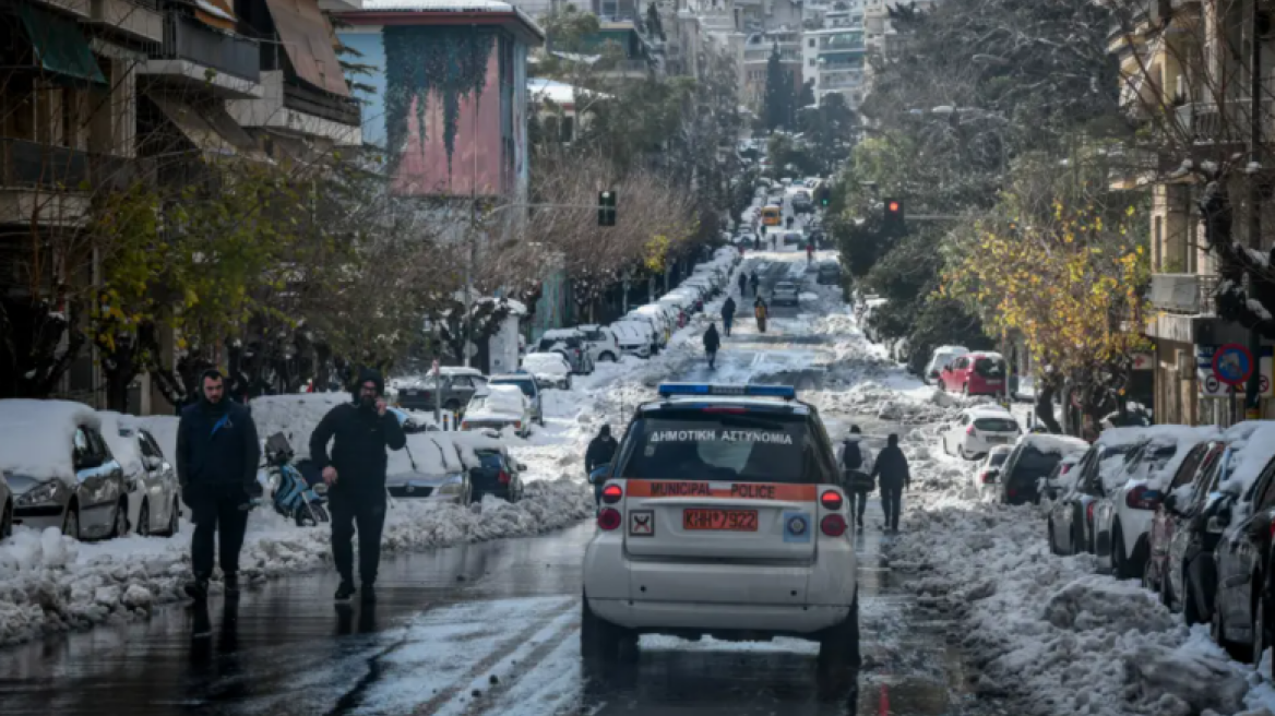 Καιρός: Πού χιονίζει τώρα στην Αττική, οι εκτιμήσεις για τις επόμενες ώρες