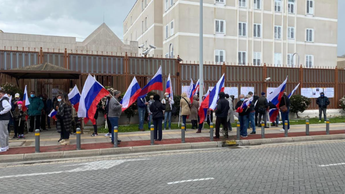 Διαδήλωση υπέρ του πολέμου και του Πούτιν έξω από την πρεσβεία της Ρωσίας στη Λευκωσία