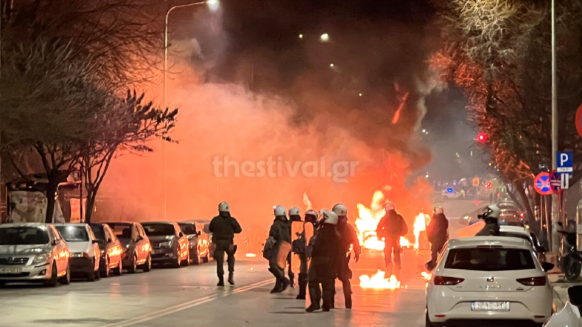 Βίντεο με τα επεισόδια τα ξημερώματα στη Θεσσαλονίκη, πέταξαν μολότοφ σε διμοιρία των ΜΑΤ