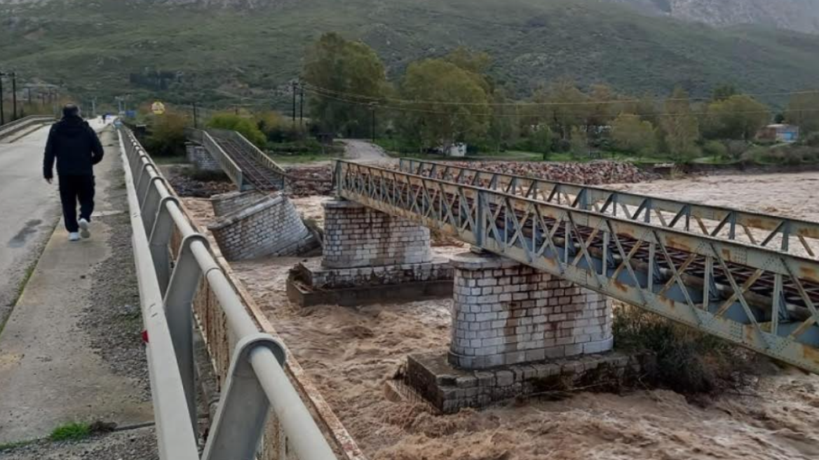 Εύηνος: Προς προσωρινή λύση στον αποκλεισμό των χωριών με την επισκευή της σιδηροδρομικής γέφυρας