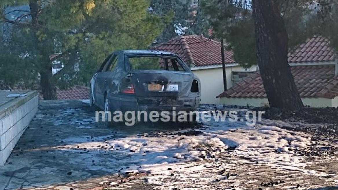 Βόλος: Αντιεξουσιαστές ανέλαβαν την ευθύνη για τον εμπρησμό αυτοκινήτων της αστυνομίας