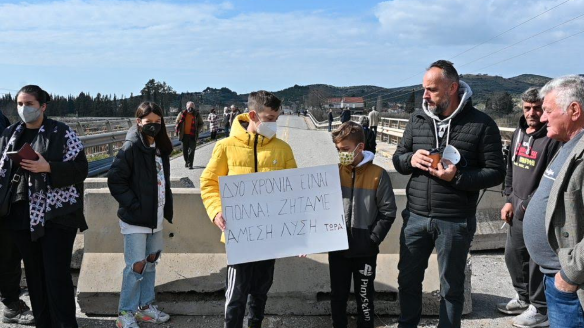 Εύηνος: Nέες κινητοποιήσεις ετοιμάζουν οι κάτοικοι των αποκλεισμένων χωριών από την κατάρρευση της γέφυρας