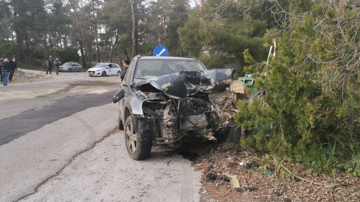 Θεσσαλονίκη: Θανατηφόρο τροχαίο ύστερα από σύγκρουση ΙΧ με λεωφορείο - Δείτε φωτογραφίες