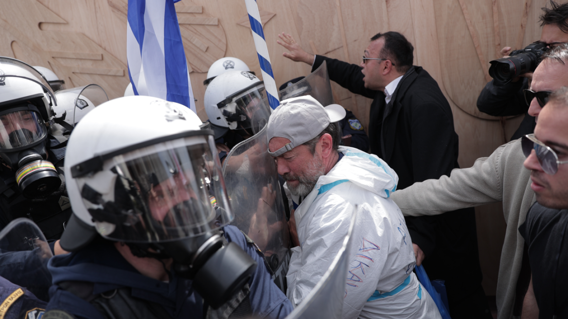 Ένταση με χημικά έξω από τη Βουλή στη συγκέντρωση της ΠΟΕΔΗΝ