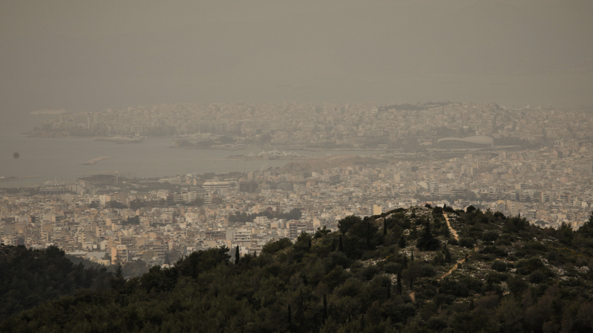 Καιρός: Συννεφιά σε όλη τη χώρα με αφρικανική σκόνη και λασποβροχές 