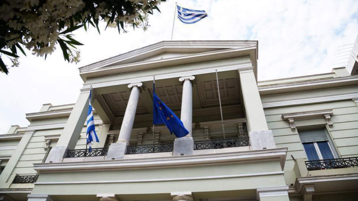 ΠΑΣΟΚ για την παραίτηση του πολιτικού διευθυντή του υπουργείου Εξωτερικών: Εγείρονται σοβαρά ερωτήματα