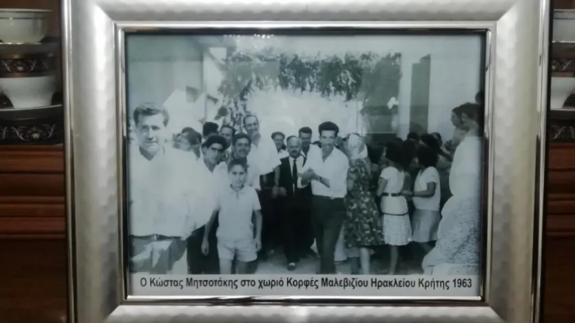 Ηράκλειο: Φωτογραφία του πατέρα του από το 1963 έλαβε ως δώρο ο Κυριάκος Μητσοτάκης