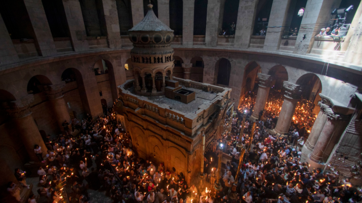 Με λαμπρότητα η τελετή Αφής του Αγίου Φωτός στα Ιεροσόλυμα