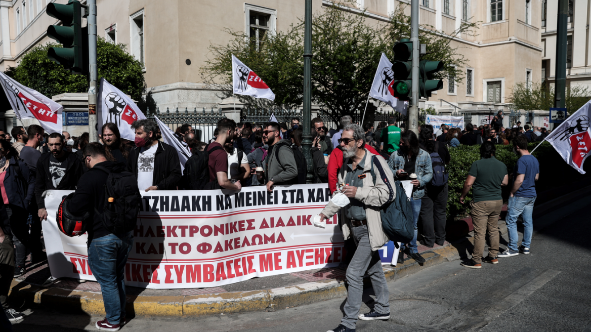 Συγκέντρωση έξω από το ΣτΕ από συνδικαλιστικά σωματεία και φορείς