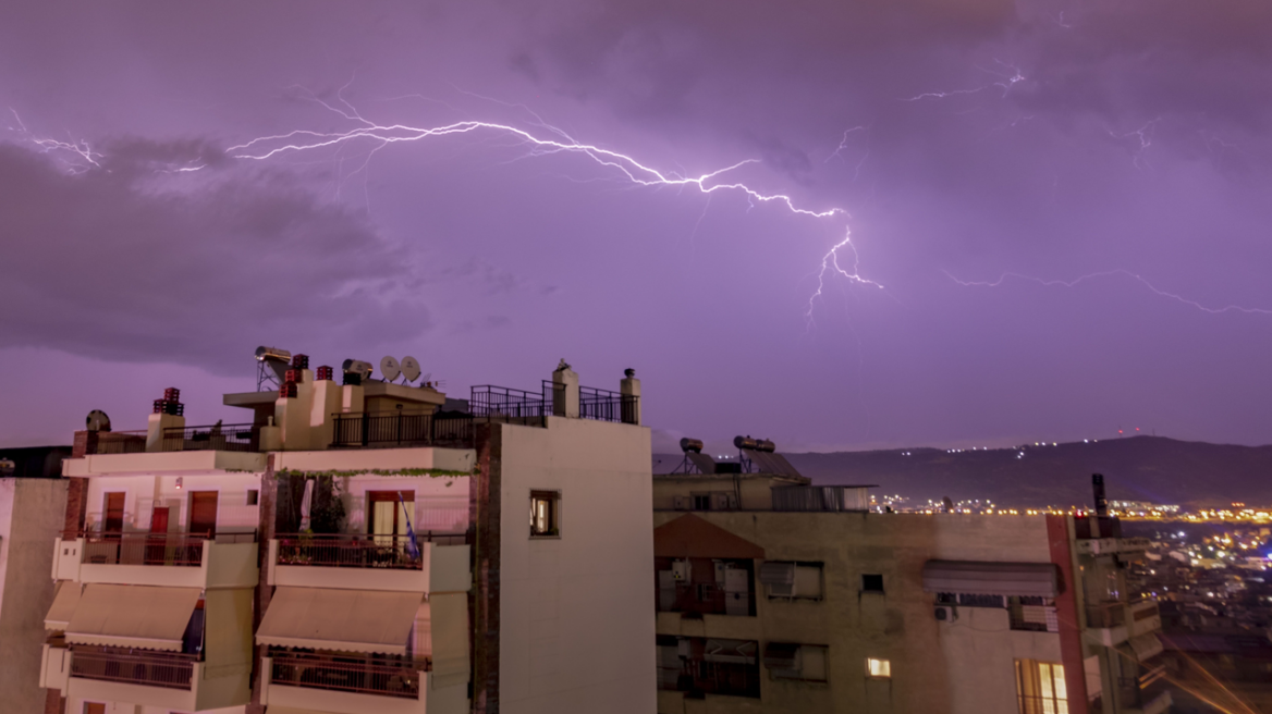 Καιρός: Πώς μπορούμε να προστατευτούμε από τους κεραυνούς, οδηγίες προς τους πολίτες