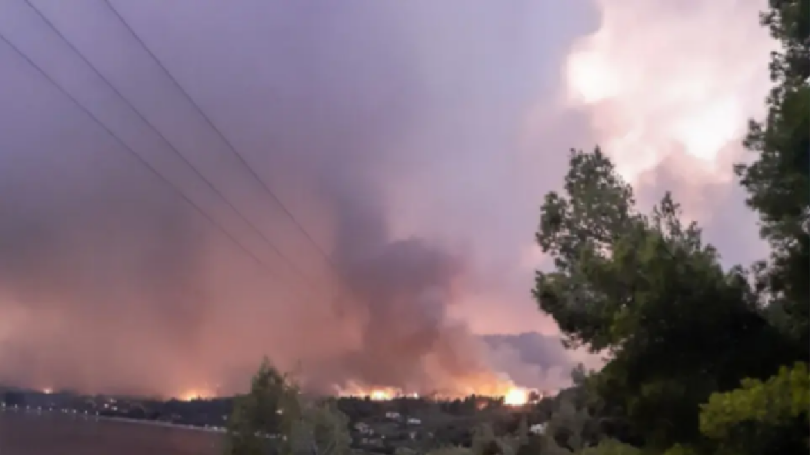 Φωτιά από κεραυνό στην Εύβοια κοντά στα Ψαχνά - Στις φλόγες χωματερή