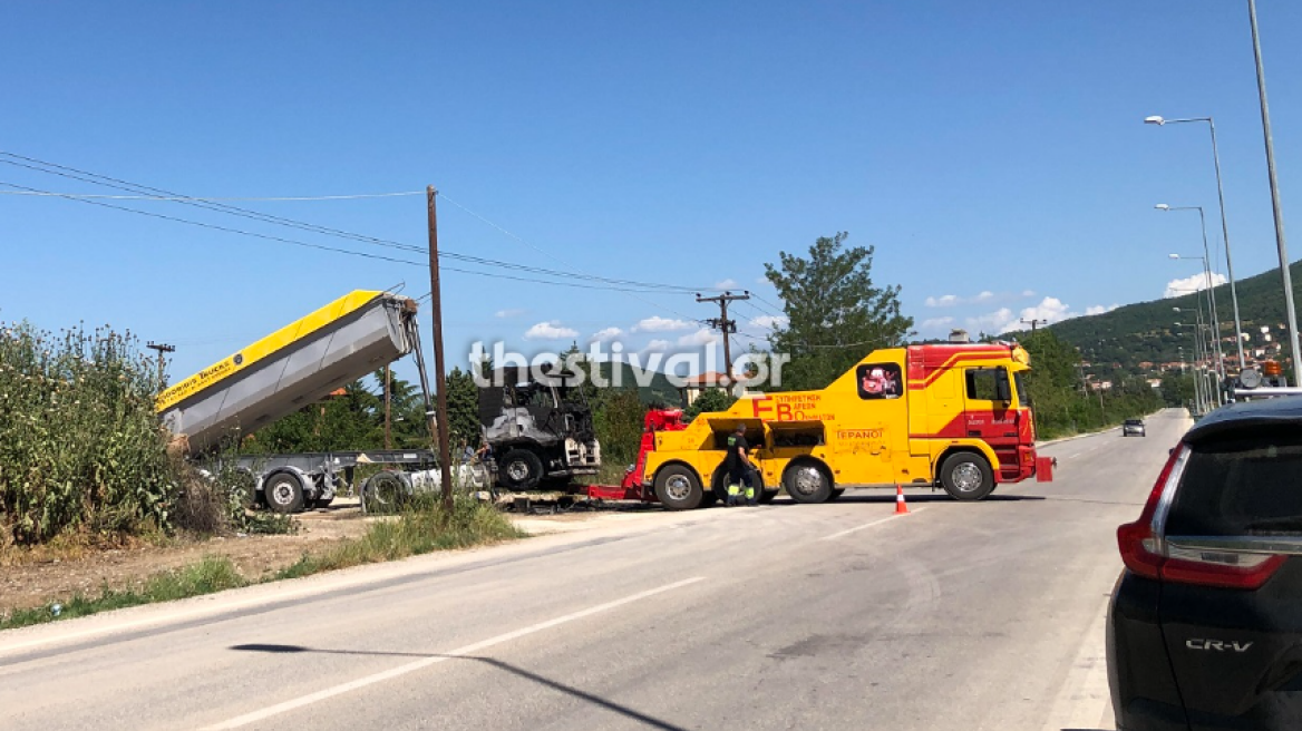 Θεσσαλονίκη: Φορτηγό ακούμπησε σε καλώδια της ΔΕΗ και άρπαξε φωτιά, χωρίς ρεύμα οι γύρω περιοχές