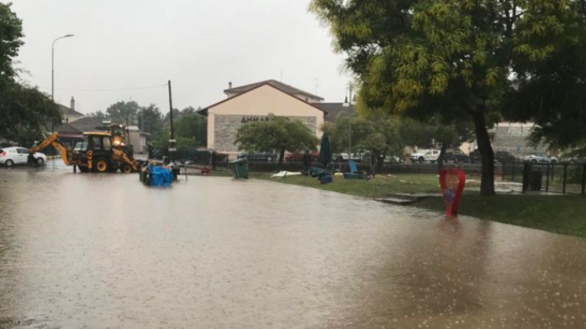 Καιρός - Κακοκαιρία Genesis: «Ποτάμια» οι δρόμοι στη Λάρισα, βγήκε η θάλασσα στη στεριά στην Αμφιλοχία