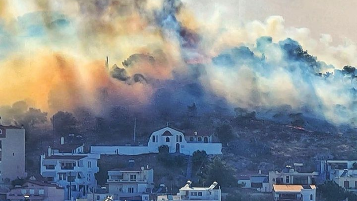 Τρία πύρινα μέτωπα μέσα σε μία ώρα στη Σαλαμίνα - Υπόνοιες από τον δήμαρχο για εμπρησμό