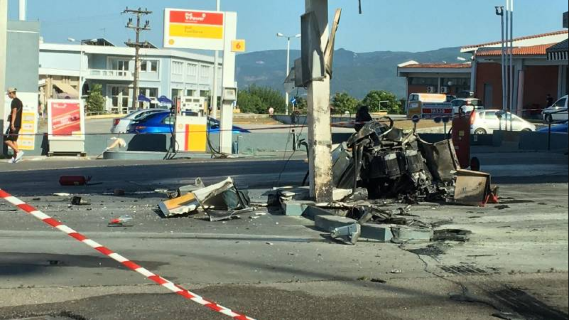 Βέροια: Ακυβέρνητη νταλίκα έπεσε πάνω σε βενζινάδικο και προκάλεσε φωτιά - Δείτε βίντεο