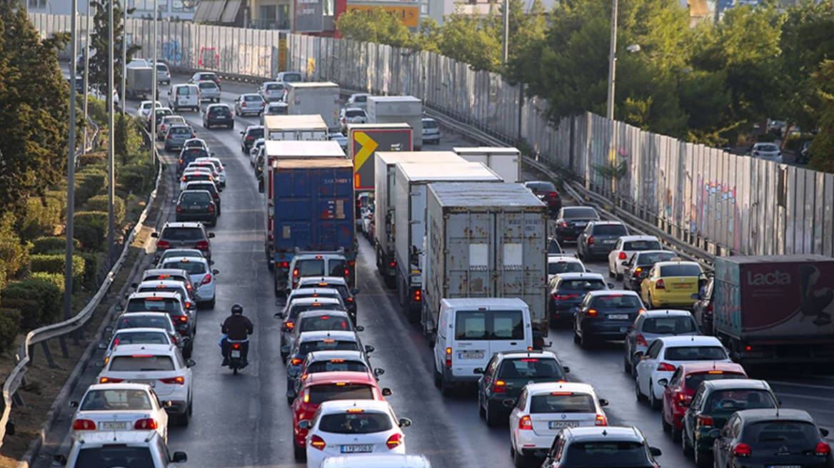 Κίνηση στους δρόμους: Σύγκρουση αυτοκινήτου με νταλίκα στον Κηφισό  - Ουρές χιλιομέτρων στο ρεύμα ανόδου 