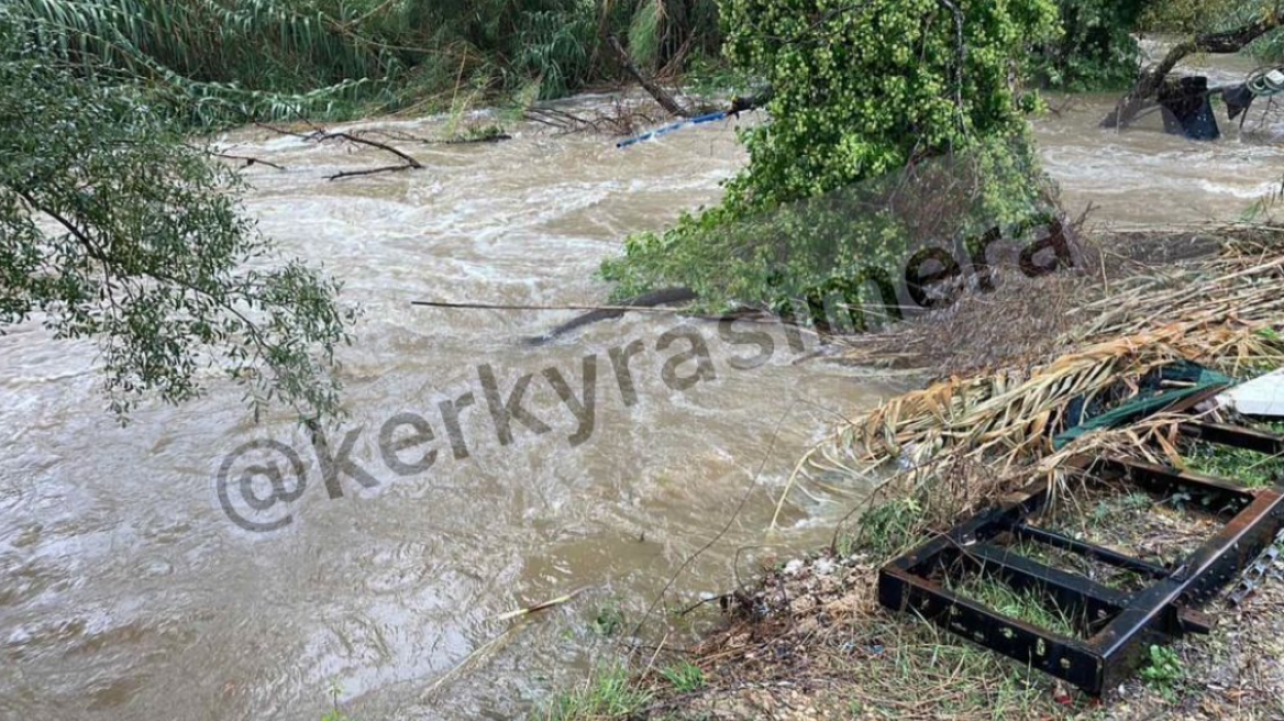 Καιρός: Πού κατευθύνεται η κακοκαιρία τις επόμενες ώρες - Προβλήματα στην Κέρκυρα, πλημμύρισαν δρόμοι στα Σύβοτα