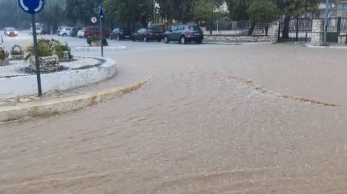 Καιρός - Κακοκαιρία στα δυτικά: Πλημμύρισαν δρόμοι στα Σύβοτα, ζημιές σε μαγαζιά και επιχειρήσεις - Δείτε βίντεο