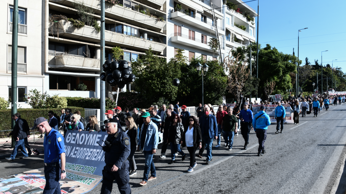 Κίνηση: Μποτιλιάρισμα τώρα στο κέντρο της Αθήνας, λόγω  πορείας υγειονομικών