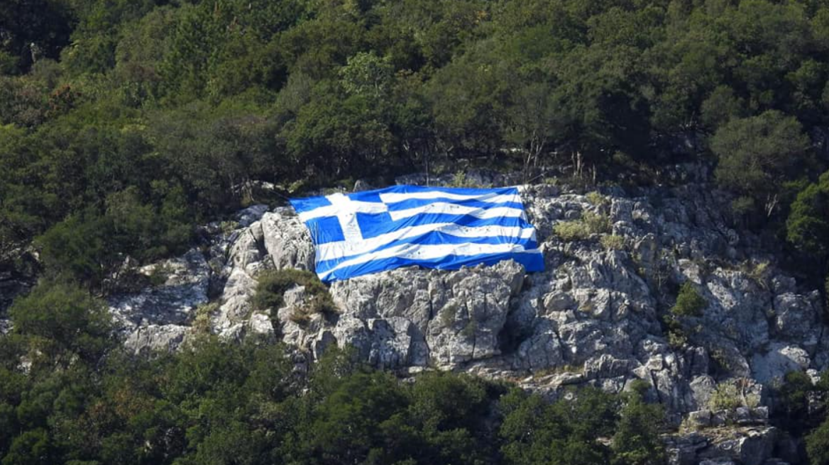 28η Οκτωβρίου: Ελληνική σημαία τοποθετήθηκε σε βράχο του Ταϋγέτου - Δείτε φωτογραφίες