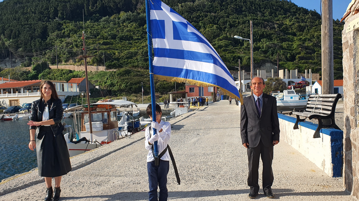 Μαθράκι: Η τελευταία παρέλαση για τον μικρό Τάσο - Εκφοβισμό καταγγέλλει η μητέρα του