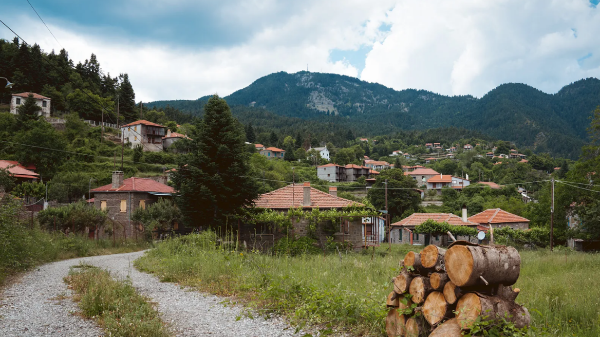 Το ησυχαστήριο της ορεινής Ναυπακτίας με τα πανέμορφα δασικά μονοπάτια 