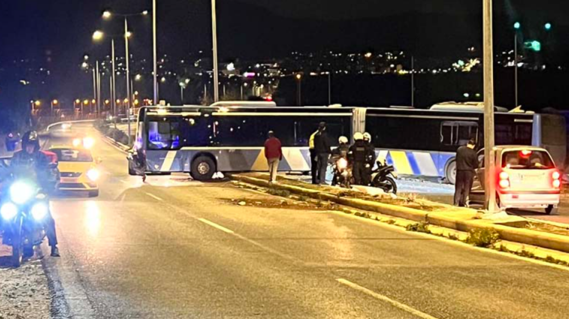 Τροχαίο στη λεωφόρο Σπάτων Αρτέμιδος - Λεωφορείο «κόλλησε» στη διαχωριστική νησίδα