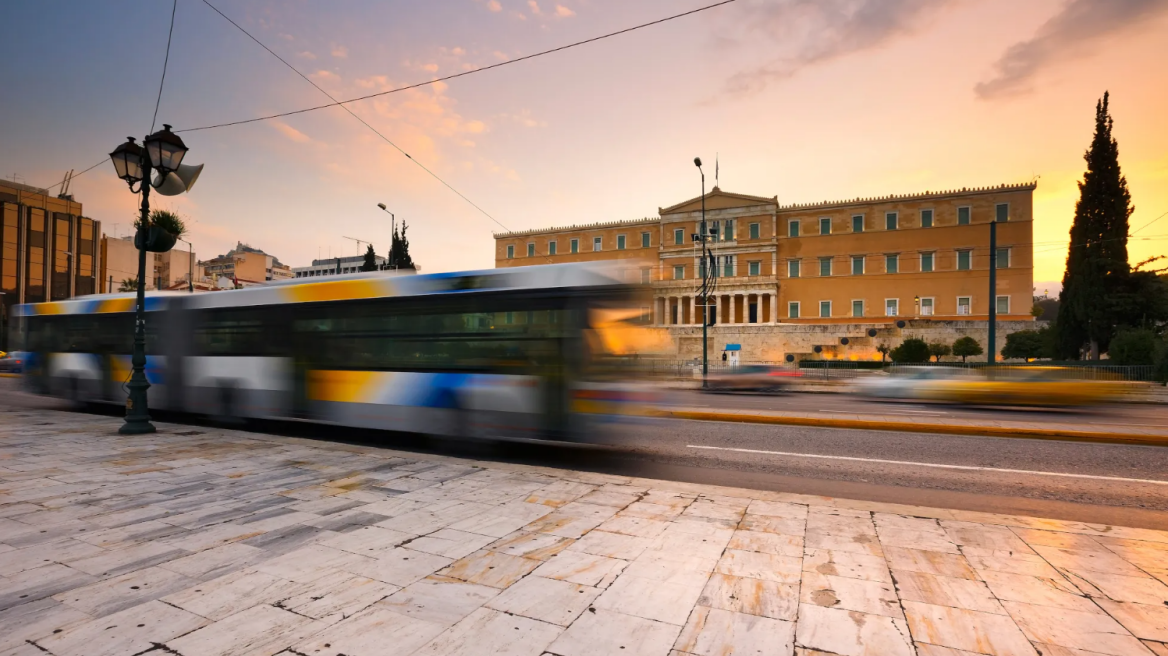 Ρετροσπεκτίβα: Η Πλατεία Συντάγματος στο πέρασμα του χρόνου- Ιστορικά κτίρια, πολυτελή ξενοδόχεια 